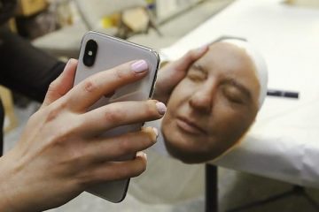 نظام الحماية بالتعرف على الوجه FaceID