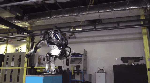 روبوت Atlas يسقط بشكل طريف