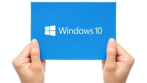 يد تحمل قصاصة عليها شعار Windows 10
